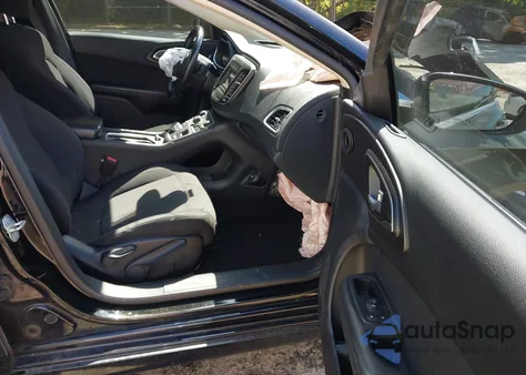 2016 Chrysler 200 Touring z USA, uszkodzony, nr VIN 1C3CCCFB1GN189046